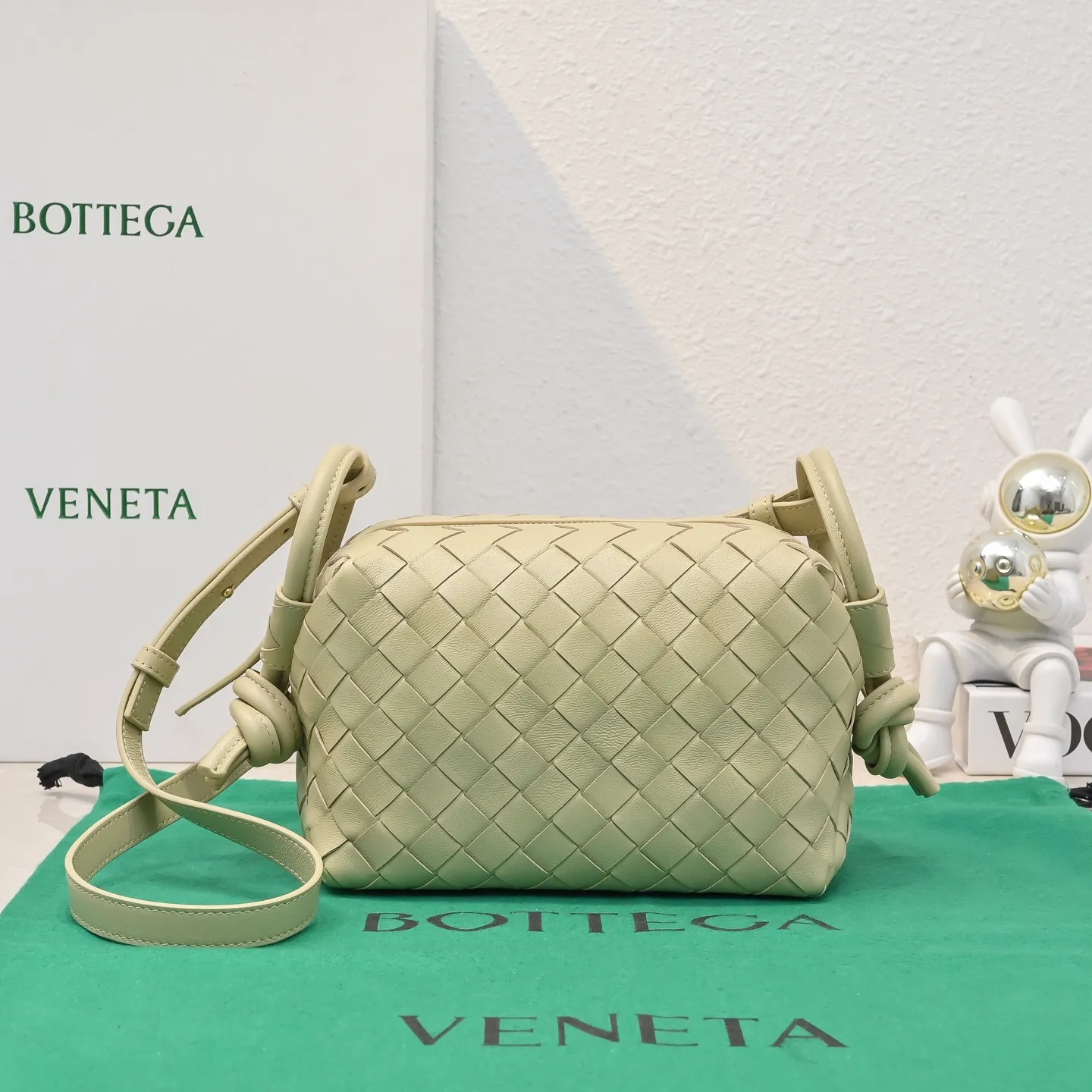 Batch 1360 BOTTEGA VENETA new loop is here! ! Many girls who like BV have owned the Loop bag. It has a simple appearance, classic weaving, and a compact and lightweight bag shape. This innovation continues the "camera bag" shape. Unlike the traditional Loop bag, which can only be worn as a crossbody bag, this innovation It can be carried by hand or cross-body, satisfying both the concave shape and daily needs. The oversized buckle can be folded and used as a handle. The sultry heat in summer ☀️ usually reduces people's desires. Having a lightweight bag will greatly enhance the happiness of traveling🫧 Style number: 6615 Size: 19*12*9cm